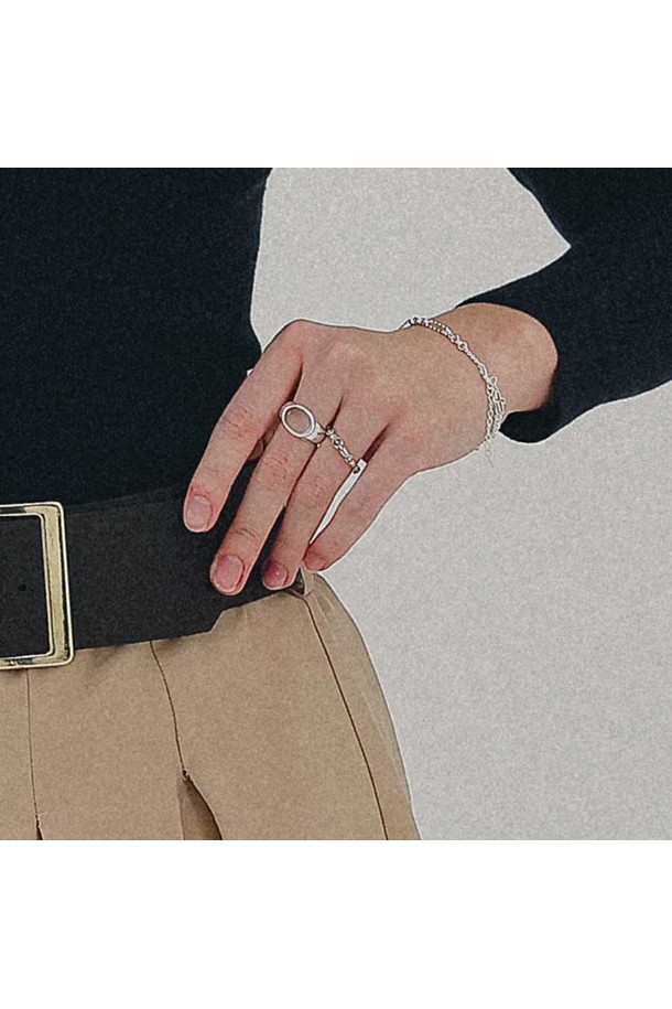 엔틱 크로스 실버 반지 R0711은 여성스러운 매력을 더해줄 실버 소재의 반지입니다. 빈티지하면서도 엔틱한 스타일이 돋보이며, 모임룩에 포인트를 더하기 좋습니다. 반짝이는 실버 소재에 크로스 디자인이 섬세하게 장식되어 클래식, 미니멀, 레트로 스타일을 즐기는 분들께 추천합니다. 특별한 날, 당신의 손 끝을 더욱 돋보이게 해 줄 것입니다. 
