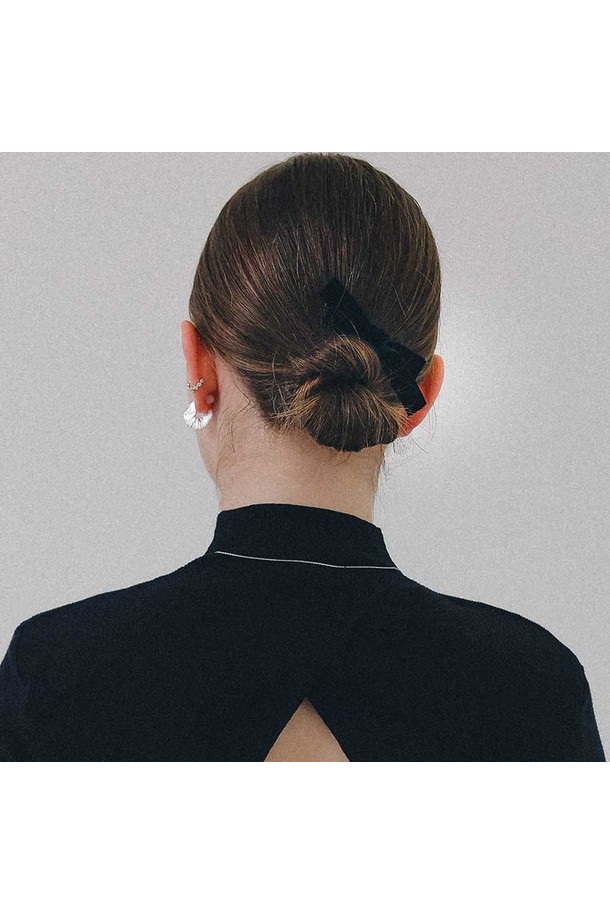 부드러운 벨벳 소재의 리본 집게핀 H01477입니다. 우아한 무드를 연출하는 브라운 컬러의 무지 디자인으로, 사계절 내내 사용하기 좋습니다. 데이트룩, 모임룩에 포인트 액세서리로 활용하여 클래식, 로맨틱, 미니멀 스타일을 완성해보세요. 
