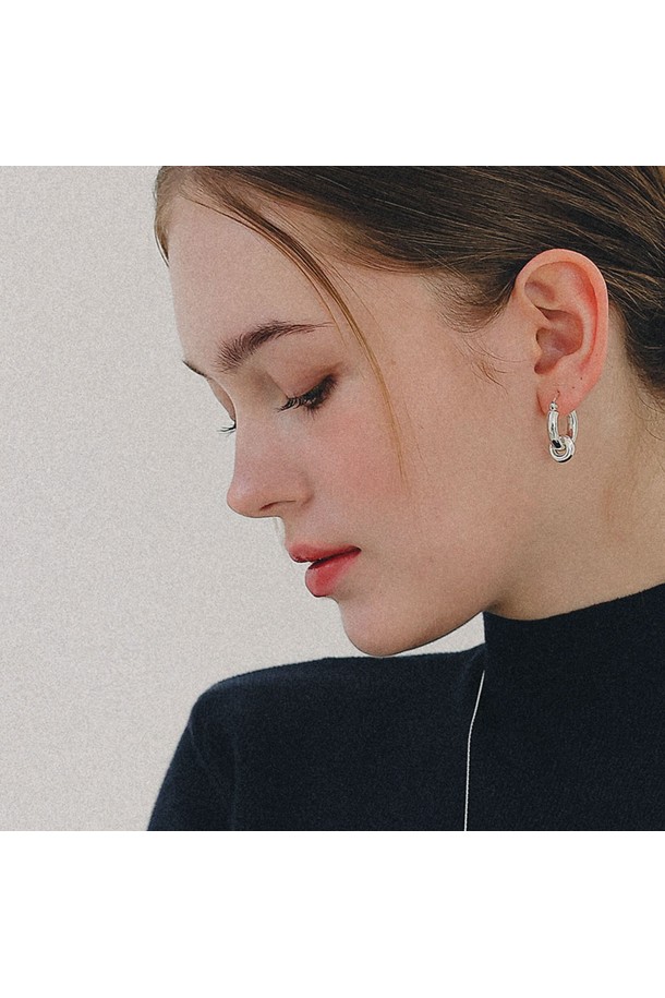 심플한 디자인의 후프 모빌 원터치 실버 귀걸이 M04064입니다. 미니멀한 스타일로 여성분들에게 잘 어울리며, 데일리로 착용하기 좋습니다. 금속 소재의 실버 컬러로 제작되었으며, 간편한 원터치 잠금 방식으로 착용이 용이합니다. 후프 디자인에 모빌 형태가 더해져 세련된 포인트를 더합니다. M 사이즈로, 부담 없이 다양한 스타일에 매치할 수 있습니다.
