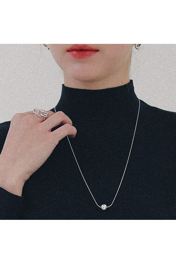 실버 볼 비딩 체인 롱 목걸이 N01234는 여성용 목걸이로, 미니멀하고 베이직한 스타일을 추구하는 분들을 위한 아이템입니다. 메탈 소재에 실버 컬러로 제작되었으며, 롱 체인 디자인에 섬세한 볼 디테일과 비딩 장식이 더해져 은은한 포인트를 줍니다. 모임룩에 매치하여 세련된 분위기를 연출할 수 있으며, 클래식한 무드를 선호하는 분들께 추천합니다. 데일리 목걸이로 활용하여 심플하면서도 돋보이는 스타일을 완성해보세요.
