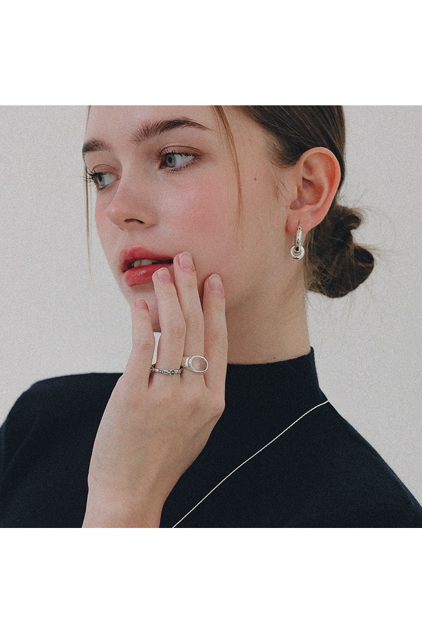 카보숑 문스톤 큐빅 실버 반지 R0712는 여성 고객을 위한 미니멀하고 엘레강스한 스타일의 반지입니다. 실버 소재에 큐빅과 문스톤, 카보숑 디자인 장식이 더해져 은은한 광채를 선사합니다. 심플한 디자인으로 일상룩 또는 모임룩에 포인트 아이템으로 활용하기 좋습니다. 세련된 매력을 더하는 이 반지는 당신의 스타일을 더욱 돋보이게 해줄 것입니다.
