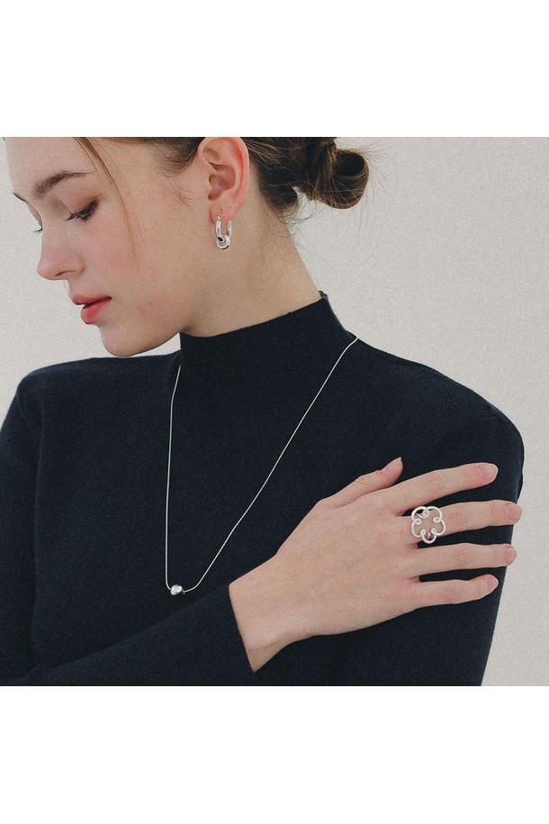 플라워 라인 실버 반지 R0719는 여성스러운 매력을 더해줄 실버 반지입니다. 섬세한 플라워 모티프 라인 디자인이 돋보이며, 우아하고 페미닌한 스타일을 연출합니다. 데일리룩이나 모임룩에 포인트 아이템으로 활용하기 좋으며, 심플하면서도 세련된 디자인으로 어떤 스타일에도 잘 어울립니다. 은은하게 빛나는 실버 소재가 고급스러움을 더하며, 편안하게 착용할 수 있습니다.
