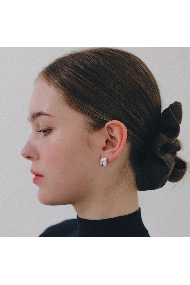 "슬릭 레더 빅 스크런치 H01496"는 여성스러운 무드를 연출하는 블랙 컬러의 빅 사이즈 스크런치입니다. 부드러운 합성가죽 소재로 제작되어 고급스러운 레더 스타일을 연출하며, 주름 디테일이 돋보입니다. 미니멀, 시크, 클래식 스타일을 즐겨 입는 분들께 추천하며, 일상에서 헤어 액세서리로 포인트를 줄 수 있습니다.
