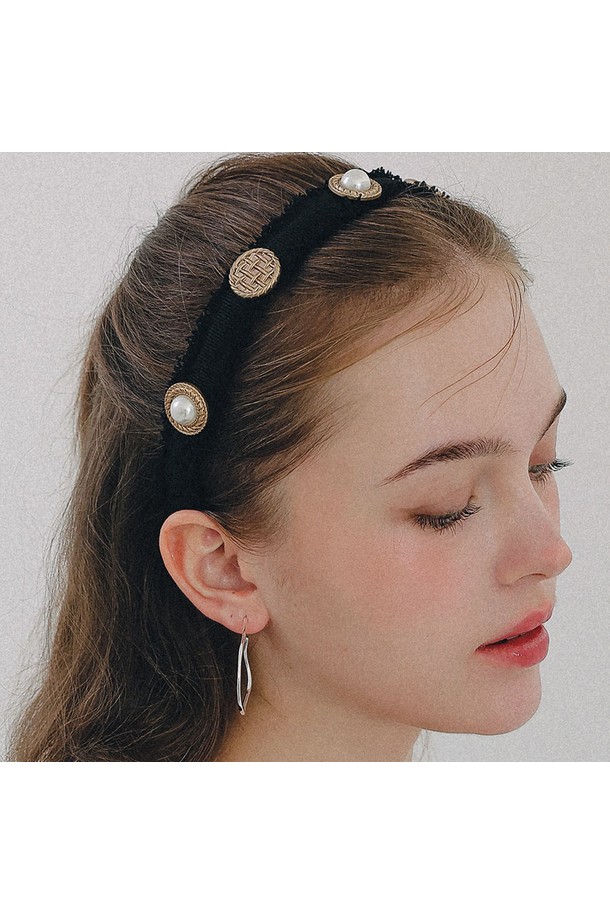 트위드 캐스팅 진주 헤어밴드 H01480은 여성스러운 스타일을 완성해 줄 헤어 액세서리입니다. 고급스러운 트위드 소재와 은은하게 빛나는 진주, 브라스 소재의 조화가 돋보이며, 클래식하면서도 우아한 무드를 연출합니다. 데이트룩, 모임룩, 소개팅룩 등 특별한 날을 위한 포인트 아이템으로, 심플하면서도 기억에 남는 디자인이 특징입니다. 실버925 소재로 제작되어 퀄리티를 높였으며, 프리사이즈로 편안하게 착용 가능합니다. 데일리 주얼리 컨셉으로 제작되어, 매일 착용하며 스타일리시함을 더할 수 있습니다.
