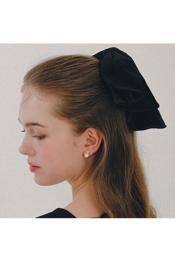 로맨틱 빅 리본 벨벳 집게핀 H01481은 여성스러운 무드를 연출하는 헤어 액세서리입니다. 부드러운 벨벳 소재에 블랙 컬러, 무지 디자인으로 제작되어 어떤 스타일에도 잘 어울립니다. 특히 빅 리본 디자인이 돋보이며, 집게핀 타입으로 머리카락을 간편하게 고정할 수 있습니다. 데이트룩, 모임룩 등 로맨틱하고 걸리시한 스타일을 연출하고 싶을 때 활용해보세요. 클래식한 무드까지 더해져 세련된 헤어 스타일링을 완성할 수 있습니다.
