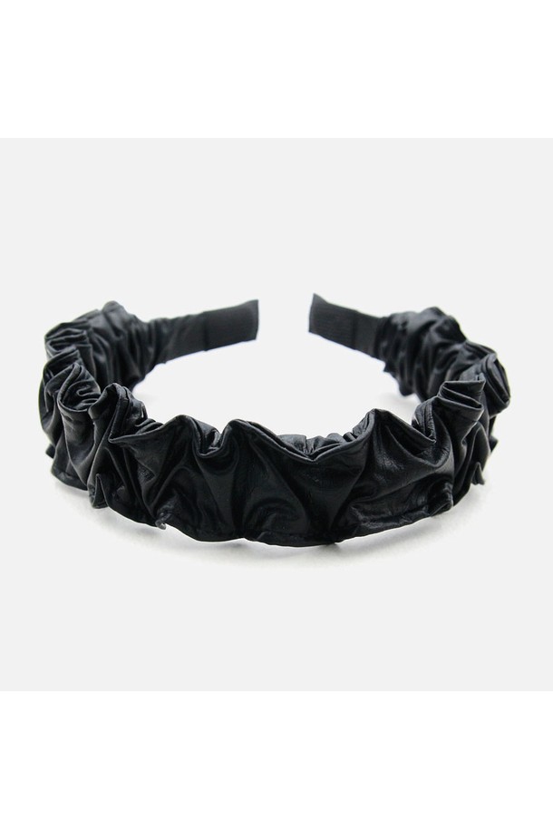 웨이브 셔링 레더 헤어밴드 H01485는 여성의 미니멀, 시크, 클래식 스타일을 완성하는 헤어 액세서리입니다. 블랙 컬러의 인조 가죽 소재에 셔링 디자인이 더해져 세련된 포인트를 줍니다. 하이포알러제닉 코팅 처리되어 민감한 피부에도 안심하고 사용할 수 있으며, FREE 사이즈로 제작되었습니다. 실버 및 티타늄 소재가 사용되었으며, 제품 특성상 약간의 휘어짐이나 생산 과정상의 미세한 스크래치가 있을 수 있습니다.
