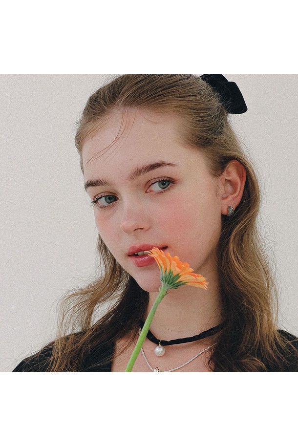 프랑스 벨벳 리본 큐빅 자동핀 H01487은 우아함과 클래식함을 동시에 선사하는 여성 헤어 액세서리입니다. 부드러운 벨벳 소재의 리본 디자인에 큐빅 장식이 더해져 화려하면서도 세련된 분위기를 연출합니다. 자동핀 타입으로 간편하게 착용 가능하며, 데이트룩, 모임룩, 파티룩 등 다양한 TPO에 활용하기 좋습니다. 클래식, 로맨틱, 미니멀 스타일을 즐기는 여성분들께 추천하며, 알러지 방지 기능이 있는 소재로 제작되었습니다. 은은하게 빛나는 큐빅 장식이 당신의 헤어스타일에 특별한 포인트를 더해줄 것입니다.
