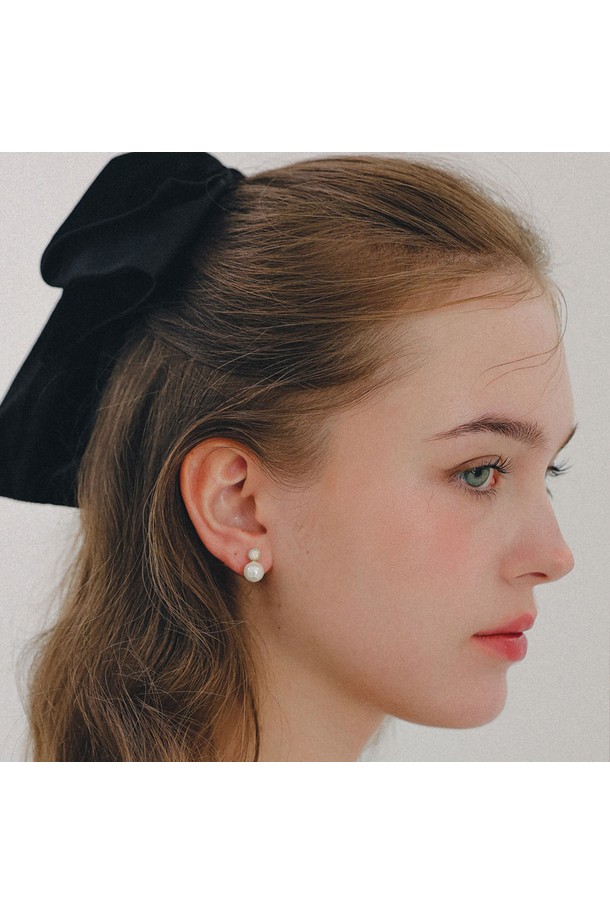 오팔 진주 스노우맨 실버 귀걸이 M03935는 실버925, 진주, 오팔 소재로 제작된 여성용 귀걸이입니다. 0.8cm X 1.5cm 크기의 미니멀하고 베이직한 디자인으로, 데일리룩에 포인트가 되어줍니다. 눈사람 모양의 유니크한 디자인이 돋보이며, 알러지 최소화를 위한 도금 처리가 되어있습니다. 2.4g의 가벼운 무게로 편안하게 착용할 수 있으며, 일상적인 감성을 담은 시그니처 라인 주얼리입니다. 심플하면서도 개성 있는 스타일을 연출해보세요.
