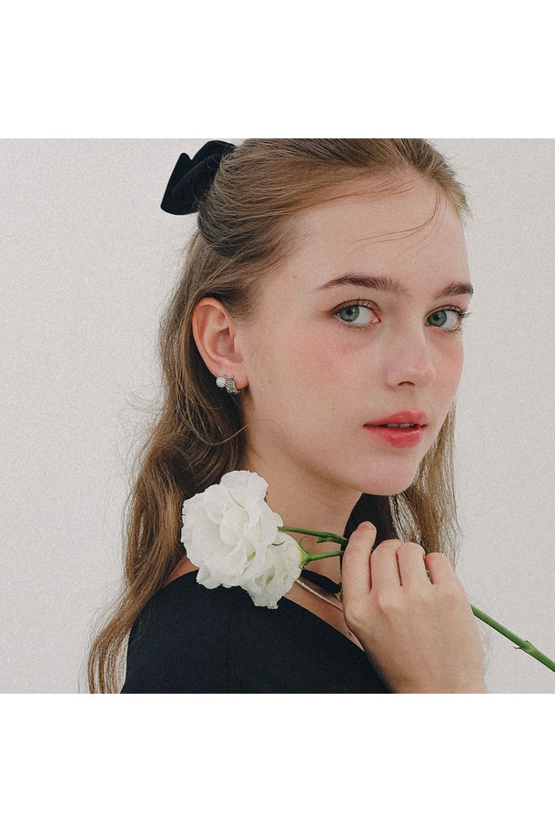 큐빅볼 원터치 미니 링 귀걸이 M04038은 여성스러움을 더해주는 디자인의 귀걸이입니다. 로즈골드와 화이트 두 가지 컬러로 출시되어, 어떤 스타일에도 잘 어울립니다. 브라스 소재에 큐빅 장식이 더해져 은은하게 빛나며, 92.5% 실버를 사용하여 알러지 걱정을 줄였습니다. 미니멀하고 심플한 디자인으로 데일리 액세서리로 착용하기 좋으며, 원터치 방식으로 간편하게 착용할 수 있습니다.
