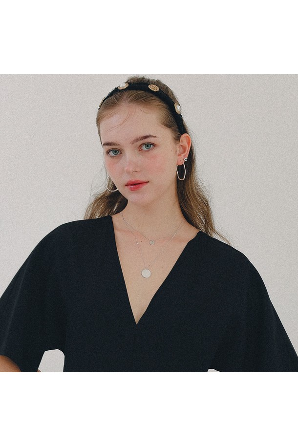 크링클 웨이브 링 실버 귀걸이 M04042는 일상적인 감정에서 영감을 받은 시그니처 라인으로, 미니멀하고 베이직한 스타일을 추구하는 여성분들을 위한 귀걸이입니다. Sterling Silver 925 소재로 제작되어 변형이 가능하며, 3.2cm X 3.8cm 크기에 5.2g 무게로 착용감을 높였습니다. 웨이브와 링 디자인이 돋보이며, 데이트룩, 모임룩, 출근룩 등 다양한 TPO에 활용할 수 있습니다. 항알러지 코팅 처리되어 안심하고 착용 가능하며, 실버 특성상 향수, 땀, 물, 온도 변화에 의해 변색될 수 있습니다.
