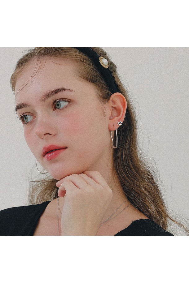 앤틱 프레첼 실버 귀걸이 M04070은 여성스러운 매력을 더해줄 귀걸이입니다. 925 스털링 실버 소재로 제작되어 변색에 강하며, 앤틱 스타일의 프레첼 디자인이 돋보입니다. 0.9cm x 0.6cm 크기로 데일리룩은 물론, 모임룩, 클래식, 미니멀 스타일에도 잘 어울립니다. 기본 패키지와 고급 패키지 옵션, 선물 포장 서비스도 제공됩니다. 향수, 땀, 물과의 접촉, 급격한 온도 변화에 유의하여 관리하면 오랫동안 아름다움을 유지할 수 있습니다.
