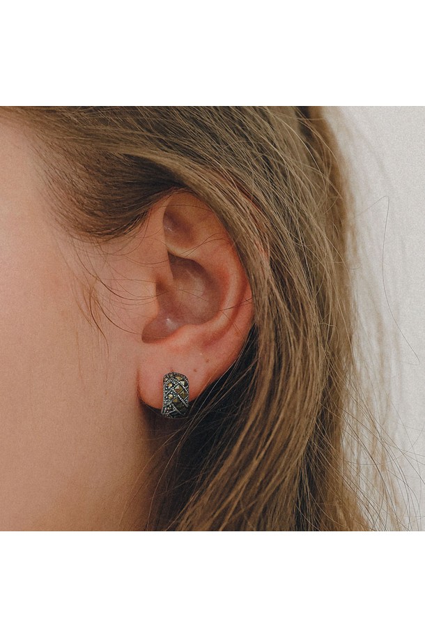 마카사이트 패턴 커브드 실버 귀걸이 M04077은 심플하고 베이직한 스타일을 추구하는 여성 고객을 위한 제품입니다. 데일리 룩에 자연스럽게 녹아드는 디자인으로, 일상생활에서 편안하게 착용할 수 있습니다. 92.5% 스털링 실버 소재에 알러지 방지 코팅 처리가 되어 민감한 피부에도 안심하고 사용할 수 있습니다. 후프형 디자인에 마카사이트 스톤 장식이 더해져 은은한 포인트가 되어줍니다. Day Light Hoops 컬렉션의 실버 귀걸이로, 미니멀하면서도 클래식한 매력을 선사합니다.
