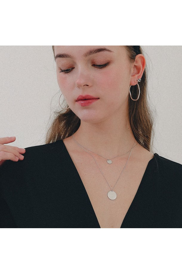 세련된 여성의 데이트룩을 완성해 줄 '더블 레이어드 스크래치 코인 실버 목걸이 N0947'입니다. 92.5% 스털링 실버 소재에 하이포알러제닉 코팅 처리를 하여, 민감한 피부에도 안심하고 착용할 수 있습니다. 이중 레이어드 디자인과 스크래치 질감의 조화가 미니멀하면서도 은은한 포인트를 선사합니다. 'Day Light Hoops' 패턴의 코인 펜던트가 베이직한 스타일에 세련됨을 더하며, 어떤 룩에도 자연스럽게 매치됩니다.
