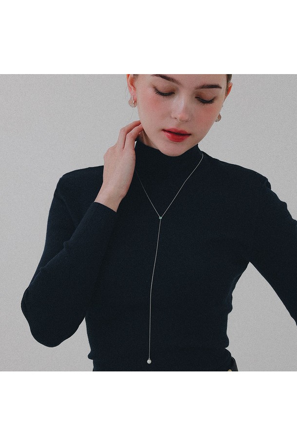 그린 큐빅 진주 타이 실버 롱목걸이 N01166은 여성 고객을 위한 미니멀하고 베이직한 디자인의 목걸이입니다. 실버925 소재에 그린 큐빅과 진주 장식이 더해져 은은하게 빛나는 포인트를 선사합니다. 75cm 길이의 체인 디자인으로 제작되었으며, 무게는 2.7g입니다. 심플한 디자인은 데일리룩은 물론, 모임룩에도 세련되게 매치할 수 있습니다. 실버 메탈릭 텍스처가 고급스러운 분위기를 더합니다.
