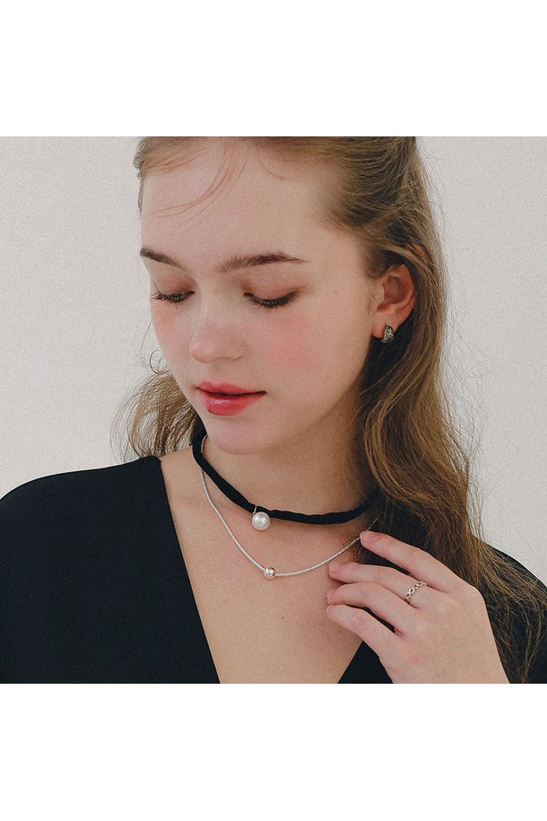 실버볼 니트체인 크런치 목걸이 N01237은 미니멀하고 베이직한 스타일을 추구하는 여성 고객을 위한 목걸이입니다. 925 스털링 실버 소재로 제작되어 변색 걱정 없이 오랫동안 착용할 수 있으며, 하이포알러제닉 코팅으로 민감한 피부에도 안전합니다. 8mm 실버볼이 체인에 연결된 심플한 디자인으로, 출근룩이나 오피스룩에 포인트 아이템으로 활용하기 좋습니다. 40cm 길이 (+5cm 연장체인)로 사이즈 조절이 가능하며, 3.9g의 가벼운 무게감으로 편안하게 착용할 수 있습니다.
