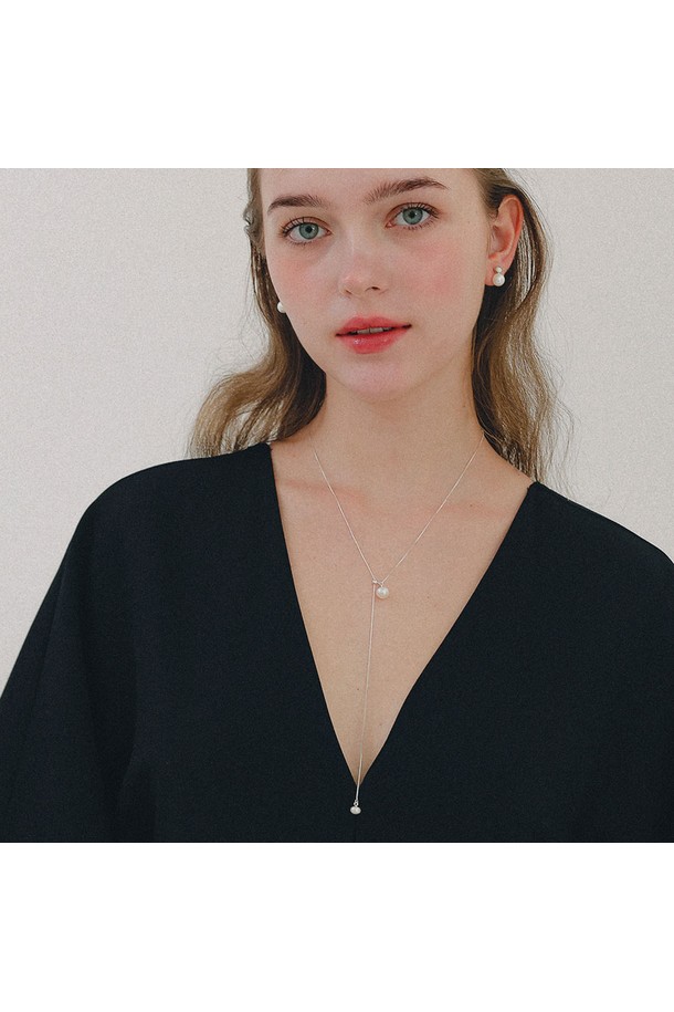 세련된 당신을 위한, 진주 타이 박스체인 실버 롱목걸이 N01239입니다. 925 스털링 실버 소재로 제작되어 변색 걱정 없이 오랫동안 착용할 수 있습니다. 하이포알러제닉 도금 처리로 알레르기 걱정을 줄였으며, 60cm 길이에 5cm 연장 체인이 있어 다양한 스타일 연출이 가능합니다. 6mm와 8mm 두 가지 체인 사이즈로 제공되며, 데일리룩부터 모임룩까지 미니멀하고 클래식한 분위기를 더해줍니다. 은은하게 빛나는 진주와 섬세한 박스체인 디자인이 당신의 스타일을 한층 더 돋보이게 해줄 것입니다.
