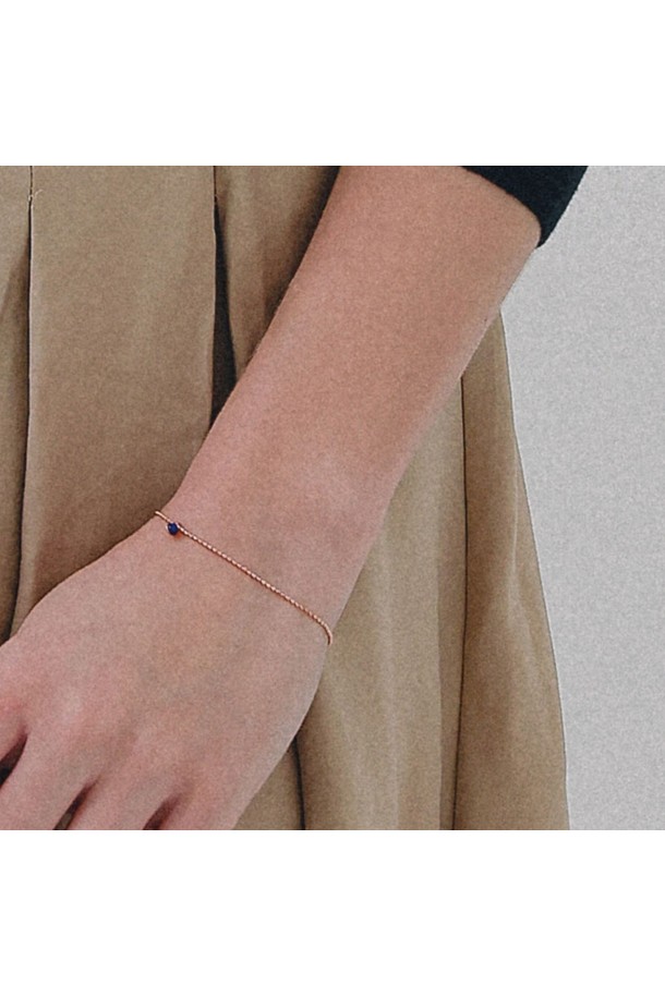 라피스라줄리 볼체인 실버 팔찌 B01048는 여성용 팔찌로, 미니멀하고 베이직한 스타일을 추구합니다. 925 스털링 실버 소재에 실버와 로즈 골드 컬러로 제작되었으며, 데이트룩에 잘 어울립니다. 볼 체인 디자인과 사이즈 조절 기능이 있어 편안하게 착용할 수 있으며, 하이포알러제닉 도금 처리로 알레르기 걱정 없이 사용할 수 있습니다. 심플한 디자인으로 일상복에 매치하기 좋습니다.
