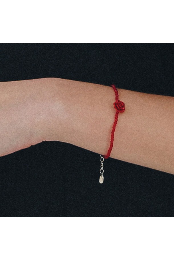 '레드 로즈 자마노 실버 팔찌 B01072'는 여성스러움을 극대화하는 팔찌입니다. 실버925 소재에 알레르기 방지 코팅 처리가 되어 있어 안심하고 착용할 수 있습니다. 로즈와 자마노 디자인 장식이 더해져 클래식, 미니멀, 로맨틱 스타일을 연출하며, 데이트룩에 잘 어울립니다. 실버와 레드 컬러의 조화가 세련된 느낌을 선사합니다. 땀, 물, 온도 변화, 그리고 향수에 의해 변색될 수 있으니 주의하여 관리해주세요.