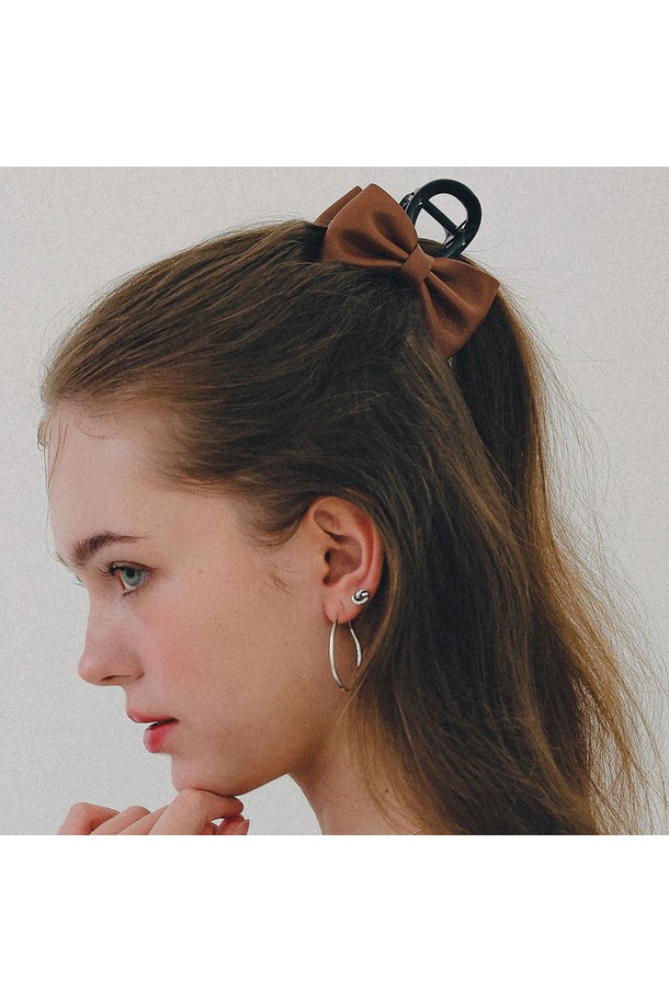 제이로렌 슬릭 레더 미니 리본 집게핀 H01495-1은 여성스러운 무드를 연출하는 헤어 액세서리입니다. 부드러운 인조가죽과 셀룰로이드 소재로 제작되어 은은한 광택과 고급스러운 텍스처를 선사합니다. 미니 사이즈의 리본 디자인이 돋보이며, 브라운과 블랙 두 가지 색상으로 제공되어 어떤 스타일에도 심플하게 매치할 수 있습니다. 데일리 스타일링에 포인트를 더하고 싶을 때 유용하며, 집게핀 형태로 간편하게 착용할 수 있습니다. 내구성이 뛰어나 오랫동안 사용 가능하며, 미니멀, 클래식, 걸리시 스타일을 즐겨 입는 분들께 추천합니다.
