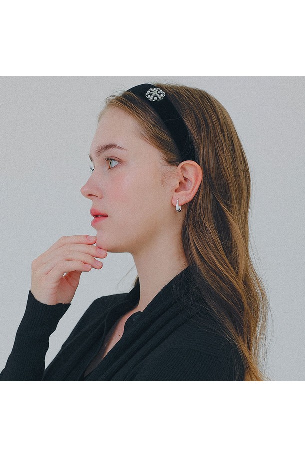 벨벳 진주 큐빅 눈꽃 헤어밴드 H01484는 여성스러운 매력을 극대화해주는 헤어 액세서리입니다. 부드러운 블랙 벨벳 소재에 큐빅과 진주, 눈꽃 장식이 어우러져 화려하고 우아한 분위기를 연출합니다. 가을, 겨울 시즌에 특히 잘 어울리며, 데이트룩, 파티룩에 포인트 아이템으로 활용하기 좋습니다. Free Size로 제작되어 편안하게 착용할 수 있으며, 너비 2.5cm, 무게 28.4g으로 가볍습니다. 클래식, 로맨틱, 미니멀 스타일 모두 소화 가능한 활용도 높은 헤어밴드입니다.
