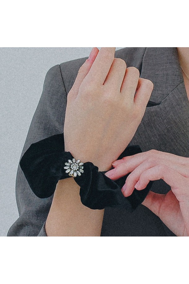 벨벳 큐빅 플라워 스크런치 H01486은 여성스러운 스타일을 완성하는 헤어 액세서리입니다. 부드러운 벨벳 소재에 큐빅과 진주, 리본 장식이 더해져 우아하고 화려한 분위기를 연출합니다. 블랙 컬러의 무지 바탕에 플라워 패턴이 섬세하게 디자인되어 있으며, 가을, 겨울철 모임룩이나 파티룩에 포인트를 더하기 좋습니다. 일상에서도 고급스러운 스타일을 연출하거나, 소중한 분께 선물하기에도 좋은 아이템입니다. 곱창밴드 형태로 제작되어 머리에 간편하게 착용할 수 있으며, 부드러운 촉감으로 편안함을 선사합니다.
