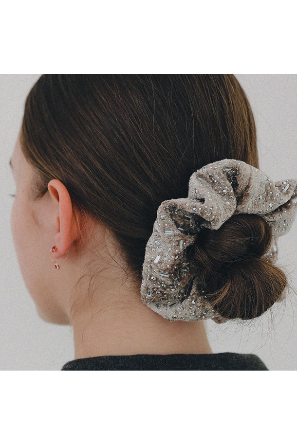 플러피 큐빅 도트 스크런치 H01494는 여성스러운 스타일을 완성하는 헤어 액세서리입니다. 부드러운 폴리에스테르 소재에 큐빅과 비즈 장식이 더해져 화려하고 우아한 분위기를 연출합니다. 플러피 텍스처와 도트 무늬, 반짝이는 디자인은 포인트 스타일링에 제격이며, 신축성이 좋아 편안하게 착용할 수 있습니다. 데이트룩, 모임룩, 파티룩 등 다양한 TPO에 로맨틱하고 클래식한 무드를 더해보세요. 실버와 그레이 두 가지 컬러로 제공되어 어떤 스타일에도 매치하기 용이합니다.
