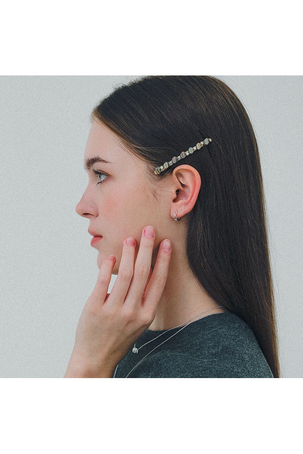 크리스탈 컬러큐빅 페블 자동핀 H01479는 여성스러운 매력을 더해줄 헤어핀입니다. 황동(Brass)과 크리스탈(Crystal) 소재를 사용하여 고급스러움을 더했으며, 무니켈 도금으로 알러지 걱정 없이 착용할 수 있습니다. 실버와 멀티 컬러의 큐빅과 페블 무늬가 은은하게 빛나며, 우아하고 화려한 스타일을 연출합니다. 자동핀 타입으로 간편하게 착용 가능하며, 모임룩, 파티룩, 데이트룩에 포인트 아이템으로 활용하기 좋습니다. 클래식, 로맨틱, 걸리시한 스타일을 즐겨 입는 여성분들께 추천합니다.
