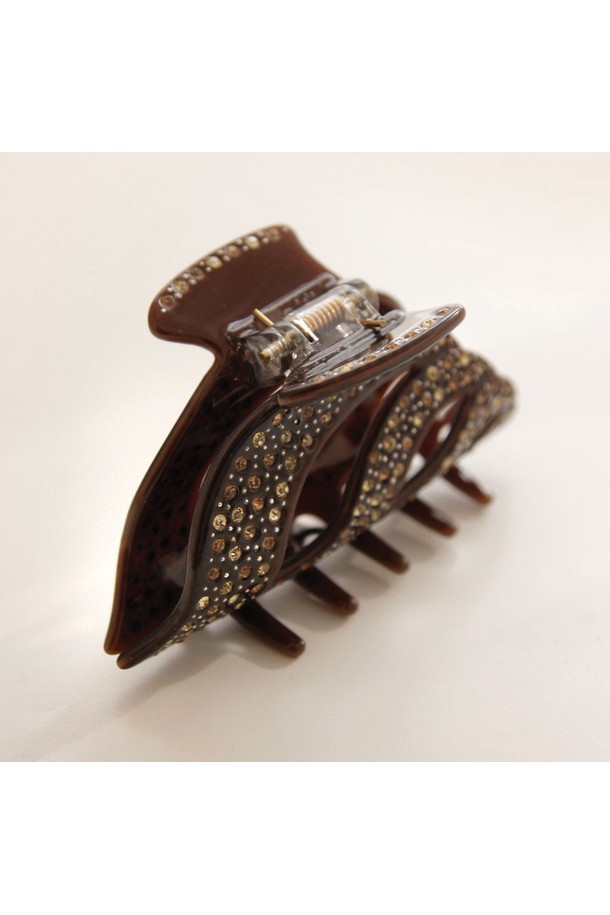 "웨이브 크루아상 큐빅 집게핀 Bh0971"은 우아하고 화려한 스타일을 연출하는 헤어 액세서리입니다. 브라운과 블랙 두 가지 컬러로 제공되며, 큐빅 장식이 돋보이는 웨이브 쉐입 디자인이 특징입니다. 프랑스 셀룰로오스, 큐빅, 금박 소재를 사용하여 고급스러운 느낌을 더했으며, 핸드메이드 느낌과 천연석의 은은한 분위기를 자아냅니다. 모임룩, 파티룩, 클래식, 미니멀, 로맨틱 등 다양한 TPO와 스타일에 포인트를 줄 수 있는 아이템입니다. 사계절 내내 활용 가능한 실용적인 집게핀입니다.
