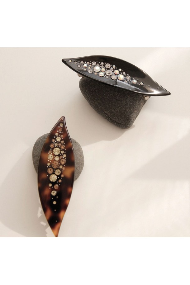 "프랑스 나뭇잎 큐빅 자동핀 Bh0973"는 여성의 아름다움을 더욱 돋보이게 해줄 자동핀입니다. 브라운과 블랙 두 가지 색상으로 출시되어 모던하고 우아한 스타일을 연출하며, 셀룰로오스와 큐빅 소재로 제작되었습니다. 나뭇잎 모양에 큐빅 장식이 더해져 섬세하고 로맨틱한 분위기를 선사하며, 모임룩이나 데이트룩에 포인트를 더하기 좋습니다. 클래식, 미니멀, 로맨틱 등 다양한 스타일에 자연스럽게 어울립니다.
