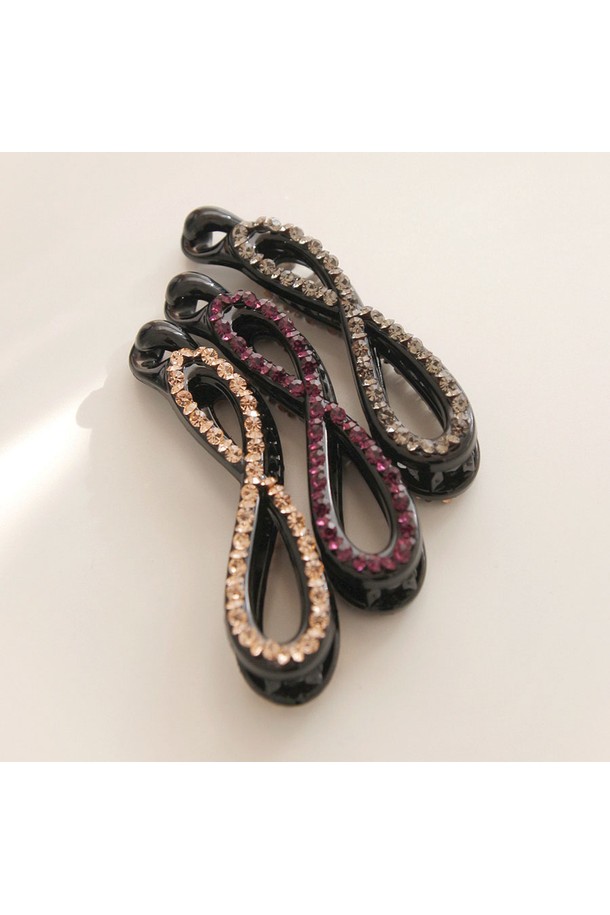 Bh0975 인피니티 큐빅 바나나핀은 모던하고 시크한 스타일을 연출하는 헤어핀입니다. 셀룰로오스와 큐빅 소재로 제작되었으며, 그레이, 퍼플, 피치 3가지 색상으로 제공됩니다. 무지 패턴에 인피니티 모양의 큐빅 장식이 포인트로 더해져 세련된 느낌을 줍니다. 가볍고 핸드메이드 느낌을 살려 일상, 포인트, 선물용으로 활용하기 좋습니다. 바나나핀 형태로 머리숱이 많은 분들도 간편하게 사용할 수 있습니다.
