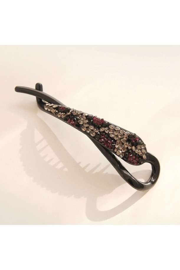 세련된 헤어 스타일링을 위한 큐빅 반묶음 스몰 바나나핀 Bh0976입니다. 여성용으로, 피치 및 멀티 컬러 옵션이 제공됩니다. 셀룰로오스와 큐빅 소재로 제작되어 시크하고 심플하며 모던한 스타일을 연출합니다. 큐빅 장식이 돋보이는 무지 디자인으로, 반묶음 헤어 스타일에 포인트를 더해줍니다. 스몰 사이즈(2.6cm X 11cm)에 7.6g의 가벼운 무게로 편안하게 착용할 수 있습니다.
