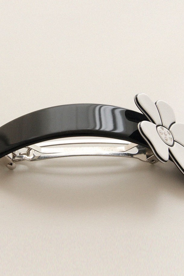 프랑스 모노톤 자동 헤어핀 Bh0936은 여성스러운 엘레강스 스타일을 연출하는 헤어 액세서리입니다. 셀룰로이드 소재로 제작되었으며, 데이지 꽃 디자인과 플라워 & 벨트 파트 조합이 특징입니다. 모노톤 컬러와 플라워 패턴으로 어디든 잘 어울리며, 일상 속에서 고급스러운 포인트를 더해줍니다.
