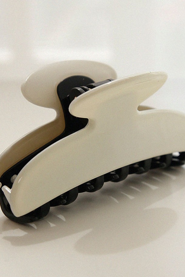 프랑스 셀룰로이드 소재로 제작된 Bh0925 투톤 쿠키 집게핀입니다. 우아하고 엘레강스한 무드의 데이지 꽃 모티브와 보석 장식이 돋보이며, 럭셔리한 디자인이 특징입니다. 일상에서 여성스러운 스타일을 완성해 줄 커스텀 메이드 헤어 액세서리입니다.
