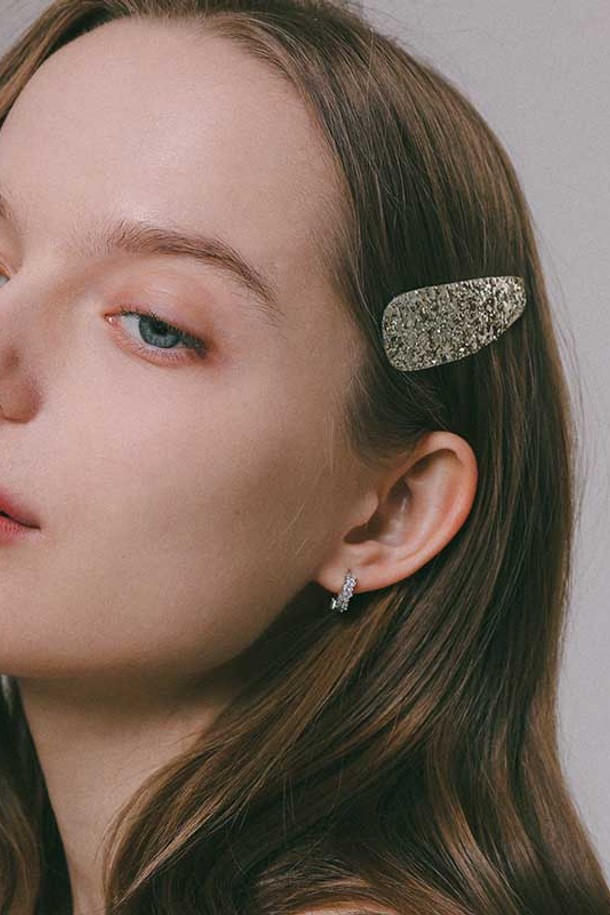 세련된 디자인의 컬러 스팽글 헤어 딱핀 H01400입니다. 블랙, 블루, 라이트 피치, 브라운, 실버 등 다양한 색상으로 출시되었으며, 모던하고 클래식한 스타일을 연출합니다. 7.3cm X 2.3cm 사이즈에 실버, 티타늄, 서지컬 스틸 소재를 사용하여 제작되었으며, 니켈 도금 처리되었습니다. (알러지 반응 가능성, 외부 충격에 의한 변형 가능성 및 제조 과정에서 미세 기포나 스크래치가 발생할 수 있습니다.)
