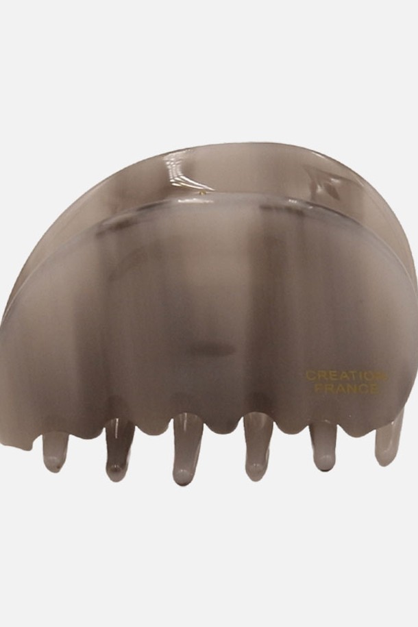 프랑스 반달 셀룰로이드 미니 집게핀 H01352는 심플하고 세련된 디자인이 돋보이는 헤어 액세서리입니다. 셀룰로이드 소재로 제작되어 모던하면서도 클래식한 스타일을 연출하며, 일상생활에서 헤어 스타일을 간편하게 고정할 수 있습니다. 반달형 디자인과 미니 사이즈로, 다양한 헤어 스타일에 자연스럽게 어울립니다. 색상은 레드, 그레이 마블, 브라운, 베이지 마블 4가지로 제공되며, 알레르기 방지 코팅 처리 및 개별 포장 옵션을 선택할 수 있습니다. 향수, 땀, 물, 온도 변화에 민감하므로 주의하여 사용하십시오.
