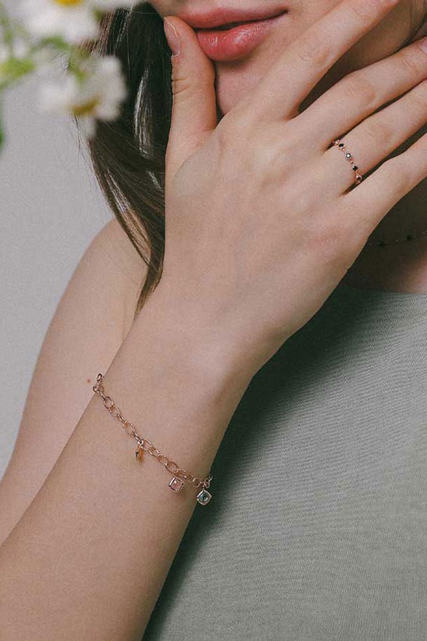 아름다운 조화가 돋보이는 장미석 시트린 토파즈 로즈골드 실버 팔찌 B01050입니다. 섬세한 로즈골드와 실버 컬러의 조합이 세련된 멋을 자아내며, 로즈쿼츠, 시트린, 토파즈, 실버925 소재로 제작되어 고급스러움을 더했습니다. 모던하고 클래식한 디자인으로, 데이트룩이나 모임룩에 포인트 아이템으로 활용하기 좋습니다. 하이포알러제닉 도금으로 알레르기 걱정을 줄였으며, 연장 체인이 있어 착용감을 높였습니다. 심플하지만 존재감 있는 디자인으로, 선물용 패키지로도 준비되어 소중한 분에게 마음을 전하기 좋습니다.
