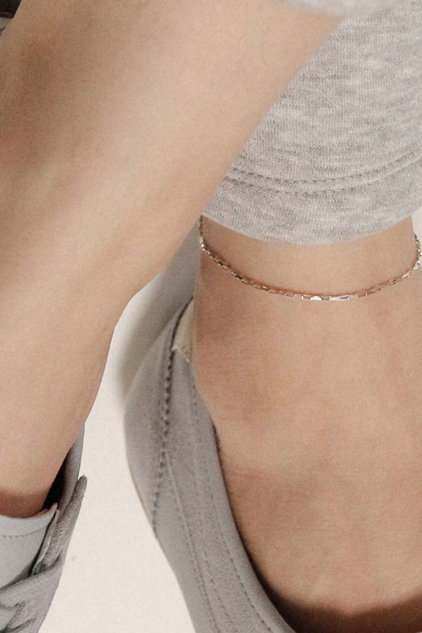 세련된 실버 체인 발찌 A0680을 만나보세요. 925 스털링 실버 소재로 제작되어 알러지 걱정 없이 편안하게 착용할 수 있으며, 하이포알러제닉 코팅 처리로 피부 자극을 최소화했습니다. 미니멀하고 모던한 디자인에 체인 장식으로 포인트를 주어 봄, 여름 데일리룩에 시원함을 더하며, 사이즈 조절 기능으로 누구나 편안하게 착용할 수 있습니다.
