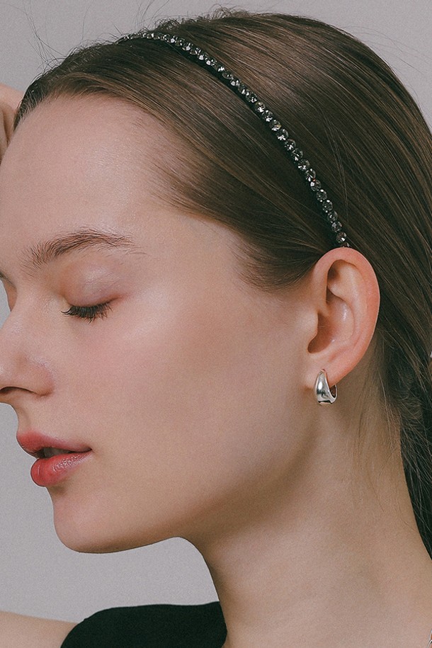 **큐빅 라인 헤어밴드 H01373**은 여성용 헤어밴드로, 블랙, 화이트, 피치, 그레이 4가지 색상으로 제공됩니다. 실버, 티타늄, 서지컬스틸 소재로 제작되어 알러지 방지 기능이 있으며, 얇은 두께에 큐빅 장식이 더해져 모던하고 클래식한 무드를 연출합니다. 심플하고 세련된 디자인으로 데일리 착용이 가능하며, 프리사이즈로 14g의 가벼운 중량을 자랑합니다.
