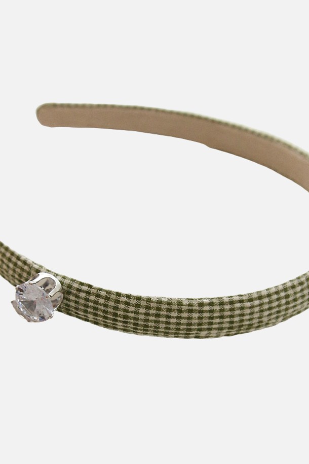 키치 컬러 체크 헤어밴드 H01422는 블랙과 화이트 컬러의 체크 패턴이 돋보이는 여성용 헤어밴드입니다. 사계절 내내 착용 가능한 이 헤어밴드는 일상에서 개성 넘치는 키치 스타일을 연출하기에 좋습니다. 컬러풀한 디자인으로 포인트를 더하여 헤어스타일에 생기를 불어넣어 보세요.
