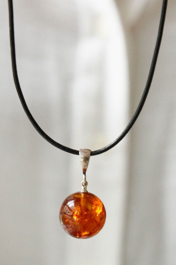 호박 원석 레더 코드 목걸이 Bn0568은 여성스러운 매력을 더하는 데일리 목걸이입니다. 브라운과 블랙 색상의 가죽 스트랩에 호박 원석 팬던트가 더해져 미니멀하면서도 자연스러운 스타일을 연출합니다. 심플한 디자인으로 어떤 옷차림에도 잘 어울려, 편안하게 착용할 수 있습니다.
