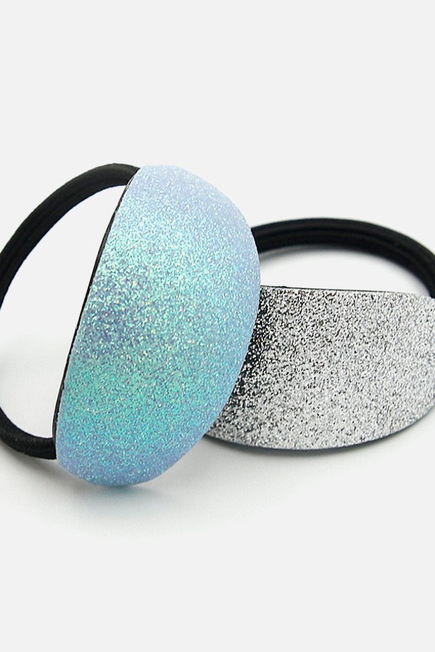 반짝이는 글리터와 와이어 디테일이 돋보이는 여성용 헤어끈입니다. 우레탄과 92.5% 실버 소재를 사용하여 제작되었으며, 라이트블루와 실버 두 가지 색상으로 만나볼 수 있습니다. 알러지 반응을 최소화하는 무니켈 도금 처리로 안심하고 사용할 수 있으며, 미디엄 사이즈로 일상 속에서 포인트를 더하기 좋습니다.
