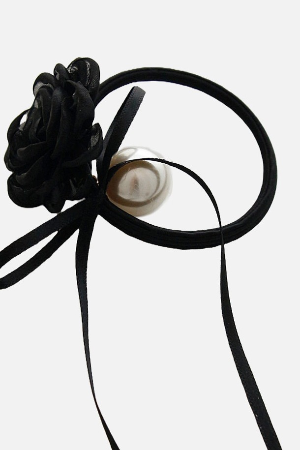 쉬폰 로즈 진주 리본 헤어끈 H01428은 여성분들을 위한 헤어 액세서리로, 시폰 소재에 리본과 진주 장식이 더해져 심플하면서도 클래식한 매력을 선사합니다. 블랙과 파스텔 핑크 두 가지 색상으로 제공되며, 8cm 크기에 61g으로 제작되어 일상생활에서 편안하게 착용할 수 있습니다. 무지 패턴으로 어떤 스타일에도 잘 어울려, 머리 스타일을 더욱 돋보이게 해줍니다.
