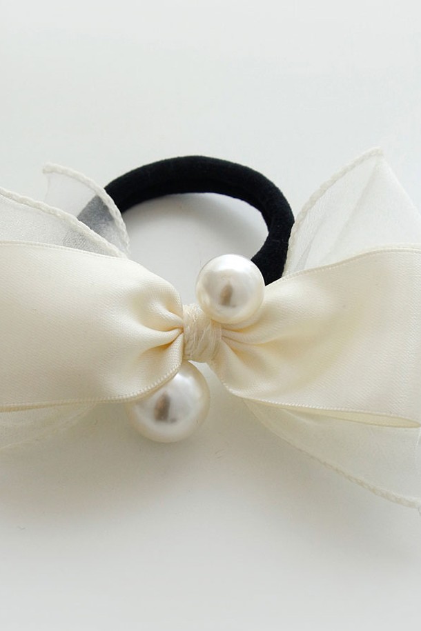 세련된 분위기를 연출하는 쉬폰 더블 리본 진주 헤어끈입니다. 블랙과 아이보리 두 가지 색상으로 출시되었으며, 부드러운 쉬폰 소재와 우레탄 밴드의 조화로 편안한 착용감을 선사합니다. 13cm X 9cm 사이즈의 리본과 진주 장식이 더해져 데일리룩에 포인트 아이템으로 활용하기 좋으며, 모던하면서도 클래식한 스타일을 완성합니다.
