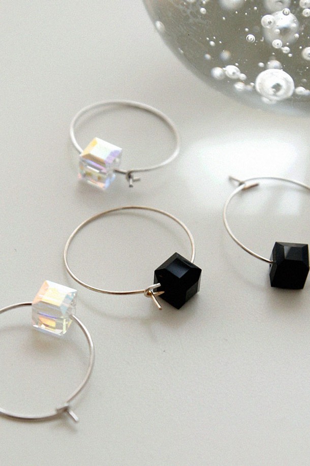 **스왈 큐브 실버 링 귀걸이 M03945**는 심플하고 세련된 디자인의 여성 귀걸이입니다. 실버925와 스와로브스키 크리스탈의 조화로 모던하면서도 클래식한 무드를 연출하며, 블랙, 화이트, 그린, 라이트블루 4가지 컬러로 제공됩니다. 알러지 방지 코팅과 수술용 스틸을 사용하여 데일리 착용에도 안심할 수 있으며, 큐브와 크리스탈 디자인이 돋보이는 21mm x 21cm 사이즈, 0.65g 무게의 귀걸이입니다.
