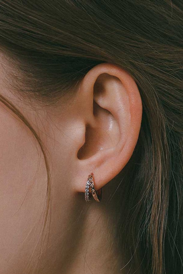 세련된 큐빅 장식이 돋보이는 로즈골드 컬러의 여성용 귀걸이입니다. 브라스 소재에 큐빅을 더하여 화려함을 더했으며, 0.7cm X 1.4cm의 아담한 사이즈로 데일리하게 착용하기 좋습니다. 원터치 타입으로 간편하게 착용 가능하며, 무닐 도금 처리로 제작되었습니다.
