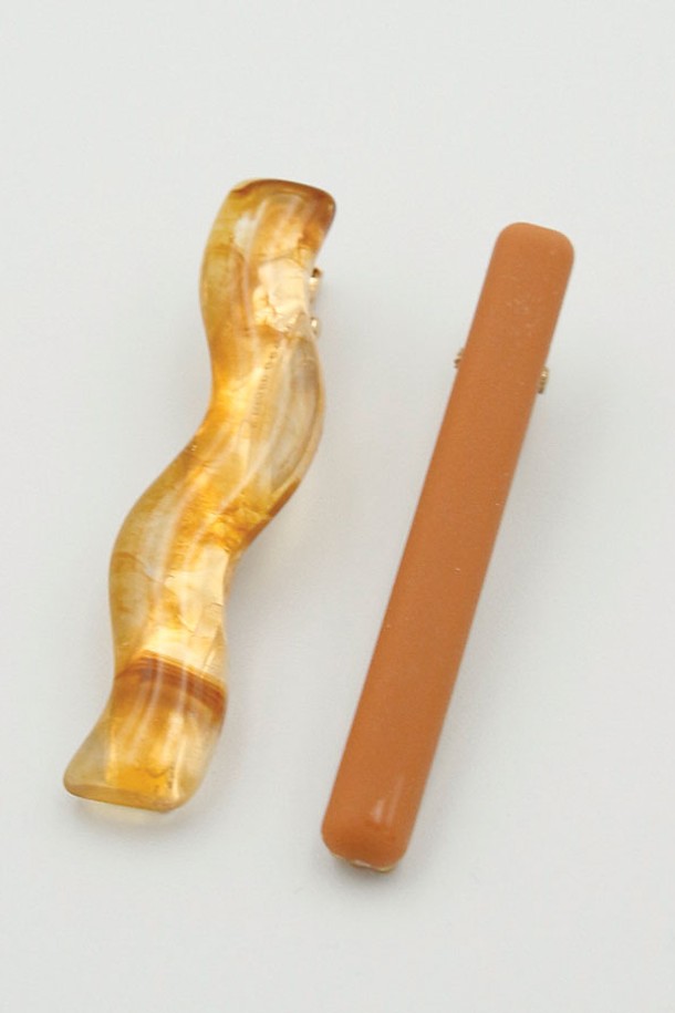 마블 웨이브 호마이카 집게핀 2개 세트 H01375는 베이지와 카멜 컬러의 마블 디자인이 돋보이는 헤어 액세서리입니다. 황동과 마블 소재로 제작되어 고급스러운 디테일을 살렸으며, 심플하고 세련된 디자인으로 일상에서 데일리 착용이 가능합니다. 알러지 반응을 최소화하는 하이포알러제닉 코팅 처리되어 편안하게 사용할 수 있습니다.
