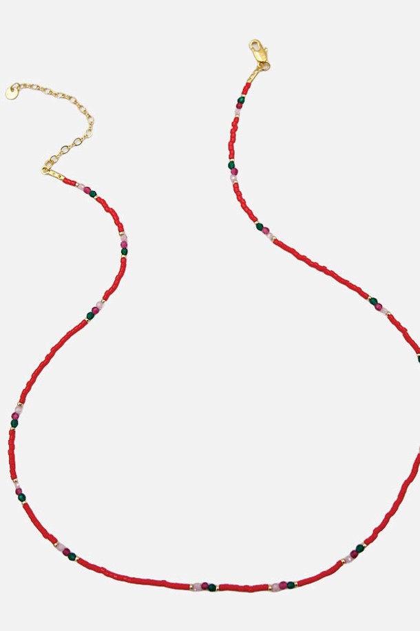 컬러 시드 크리스탈 목걸이 N01225는 실버925, 크리스탈, 비즈 소재로 제작된 여성 목걸이입니다. 레드, 블루, 그린 컬러의 크리스탈과 비즈 장식이 돋보이며, 미니멀하고 클래식한 스타일을 연출합니다. 알러지 방지 코팅 처리 및 연장 체인이 포함되어 있어 데일리로 착용하기 좋으며, 기본 및 고급 패키지 중 선택 가능합니다.
