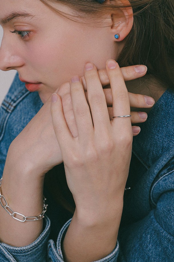 볼드 링크 클립체인 실버 팔찌 B01045는 모던하고 클래식한 매력을 동시에 선사하는 팔찌입니다. Sterling Silver 925 소재로 제작되어 알러지 방지 기능과 함께 세련된 디자인을 자랑하며, 심플한 디테일과 체인 디자인이 돋보입니다. 16.5cm(71.8g)와 17.5cm(12.5g) 두 가지 사이즈로 출시되었으며, 니켈프리 도금 처리되어 편안하게 착용할 수 있습니다.
