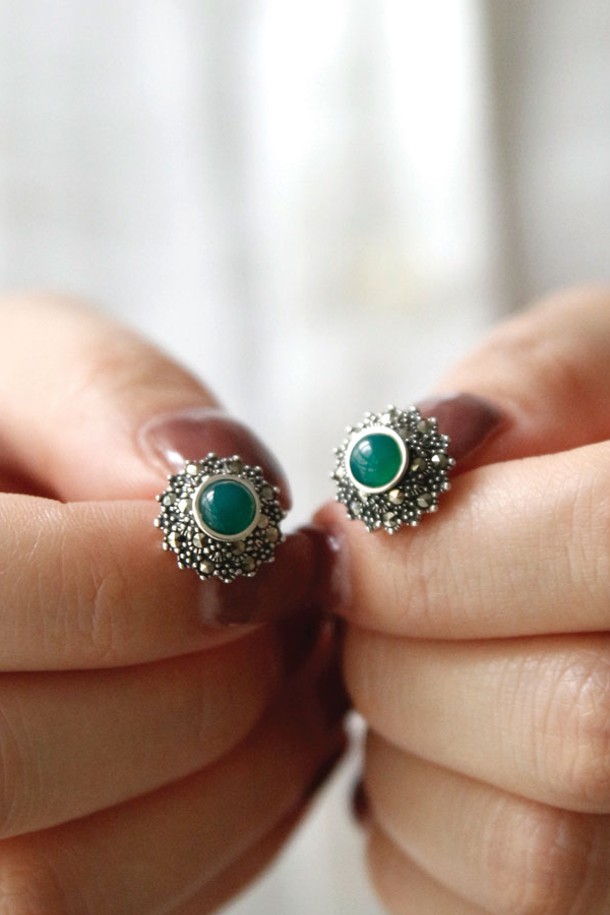 그린오닉스 마카사이트 실버 귀걸이 Be0702는 실버925, 그린오닉스, 마카사이트를 사용하여 모던하면서도 클래식한 스타일을 연출합니다. 1.2cm X 1.2cm 크기로, 천연석의 아름다움을 담아낸 디자인이 특징입니다. 2006년에 출시된 이 귀걸이는 심플하면서도 가벼운 매력으로 데이트룩, 카페룩, 모임룩 등 다양한 TPO에 잘 어울립니다. '안정과 균형'을 상징하는 그린오닉스는 스트레스 해소와 새로운 시작을 위한 긍정적인 에너지를 선사하며, 자기 성장을 돕습니다. 기본 및 고급 패키지 옵션으로 제공되며, 무게는 4.5g입니다. 미니멀, 시크 스타일을 선호하는 분들께 추천합니다.
