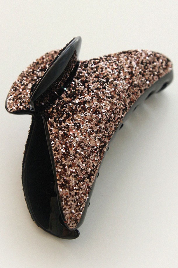 블랙과 브라운 컬러의 스팽글 장식이 돋보이는 여성용 하프 집게핀 Bh0955입니다. 셀룰로오스 소재로 제작되어 가볍고 편안한 착용감을 선사하며, 9cm X 3.8cm의 콤팩트한 사이즈로 다양한 헤어스타일에 활용하기 좋습니다. 심플하면서도 시크한 스타일을 연출하며, 개별 및 선물 포장 옵션으로 소중한 분께 선물하기에도 좋습니다.
